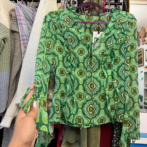 Zara Tops - ZARA Retro print blouse 💚